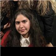 Studentin der Fächer Englisch, Deutsch und mathematischer Lernbereich bietet Unterricht für Kinder